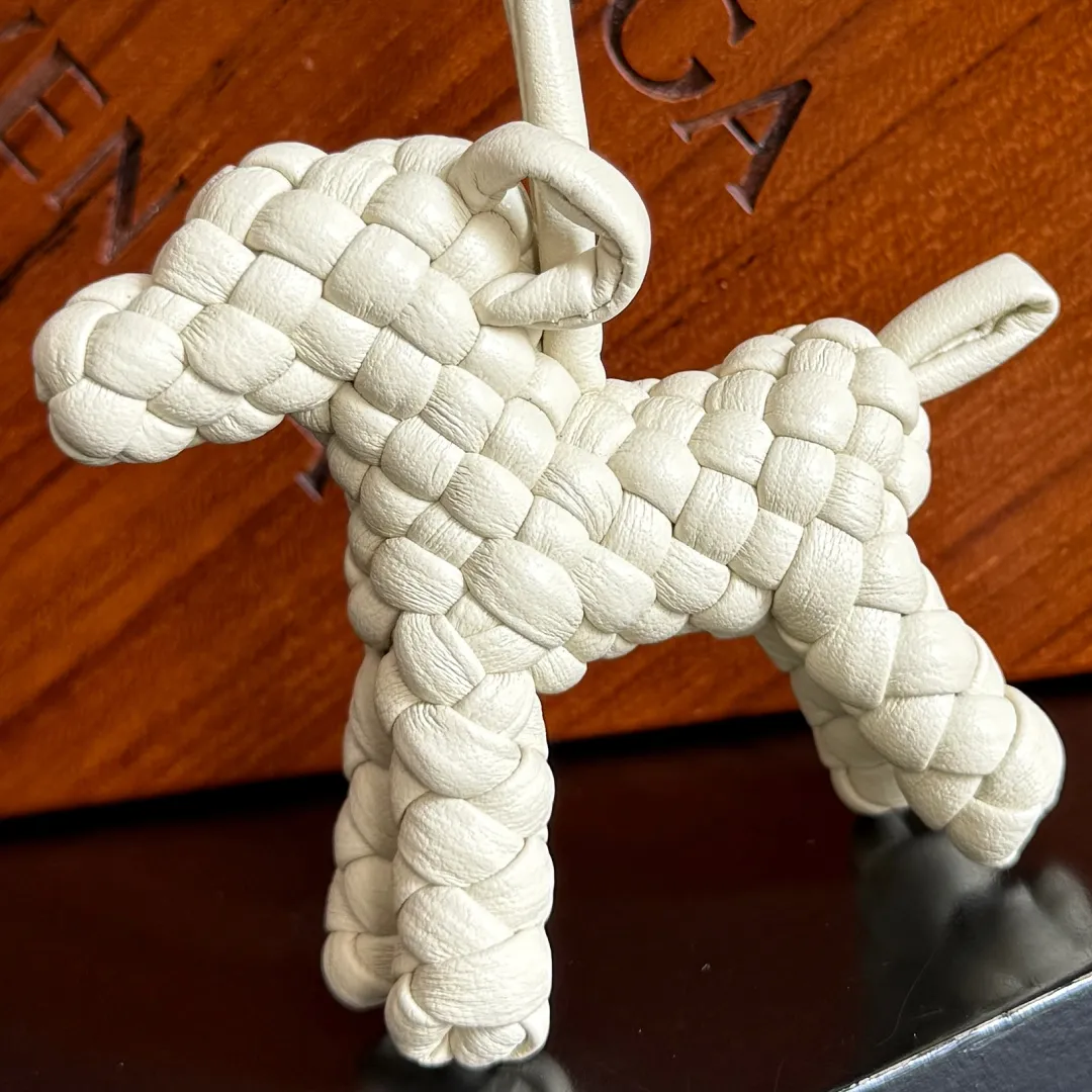 Batch 540 BOTTEGA VENETA2025 new puppy-shaped pendant braided puppy is now online😎The leather braided puppy-shaped pendant can be hung on any handbag, and it is as cute, delicate and colorful as it matches with a bag. Cute and cute, it will touch your heart at any time. It can be hung on bags or keychains. Who can resist such a cute puppy💓 Style number: 807068